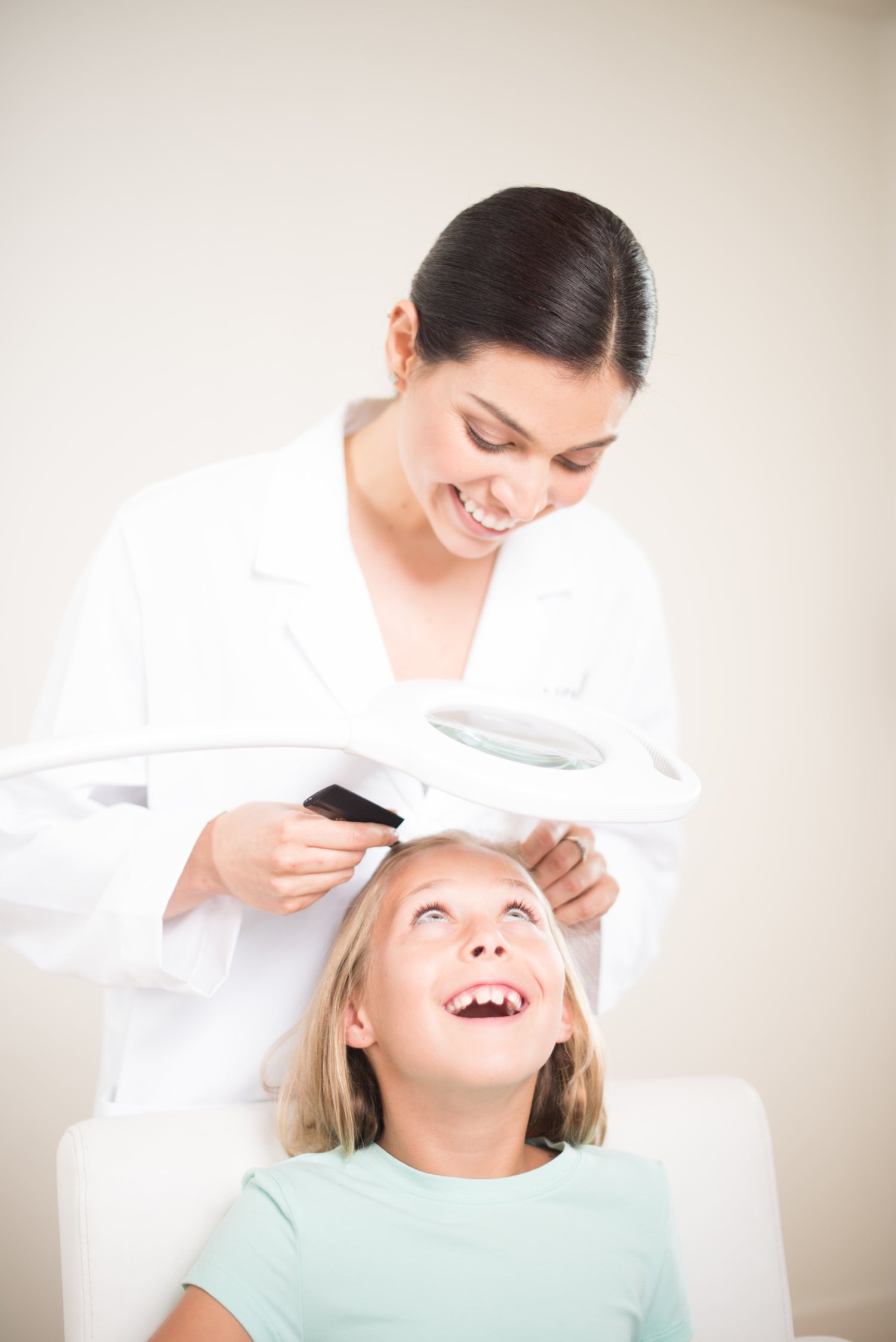 kid receiving lice treatment